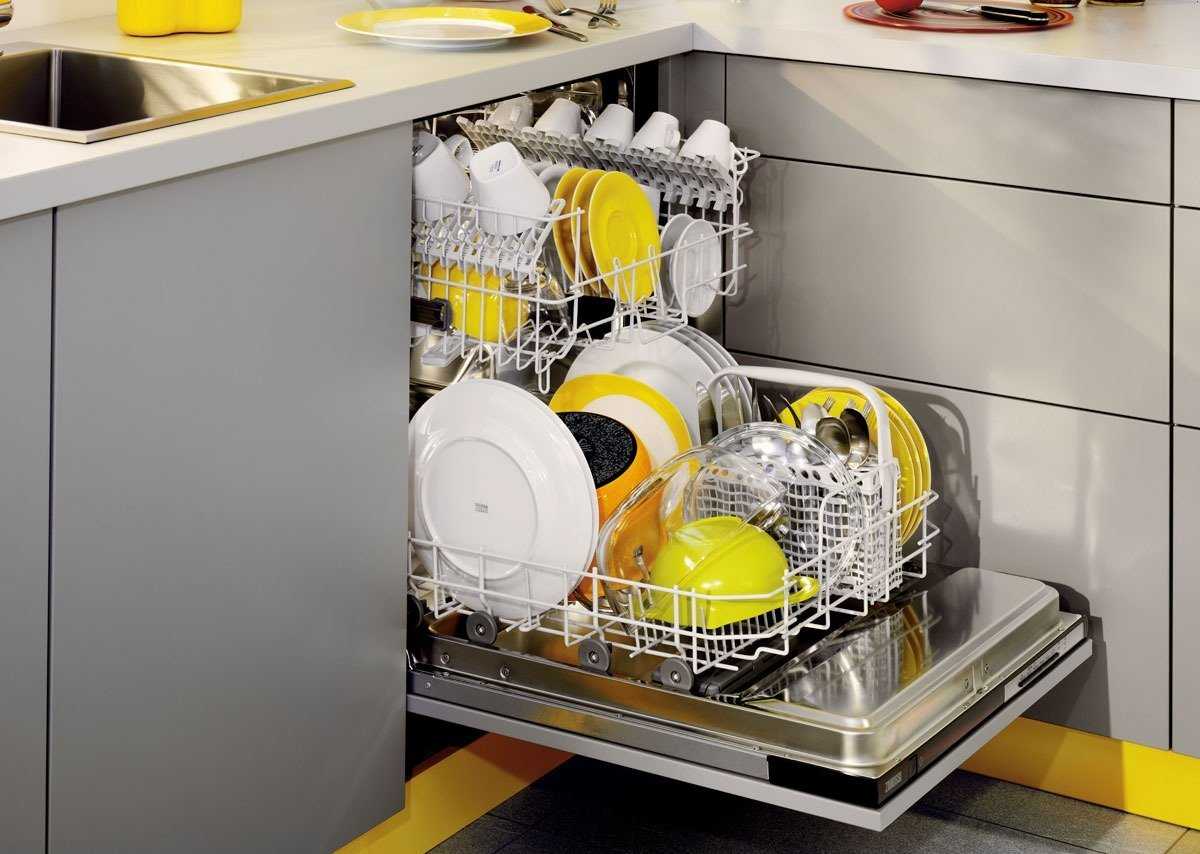 Лучшие встраиваемые посудомойки 45. Посудомойка в интерьере. Посудомоечная машина в интерьере кухни. Посудомойка в маленькой кухне. Портативная встраиваемая посудомоечная машина.