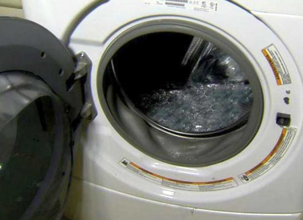 Почему в барабане стиральной машины появляется вода?