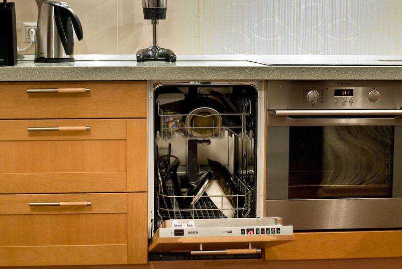 Нужна ли посудомоечная машина: в чём польза и как за ней ухаживать