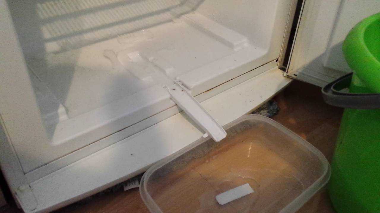 Холодильник ноу фрост надо размораживать. Холодильник самсунг ноу Фрост система слива воды. Холодильник Pozis дренажное отверстие. Холодильник Бирюса сливная трубка.