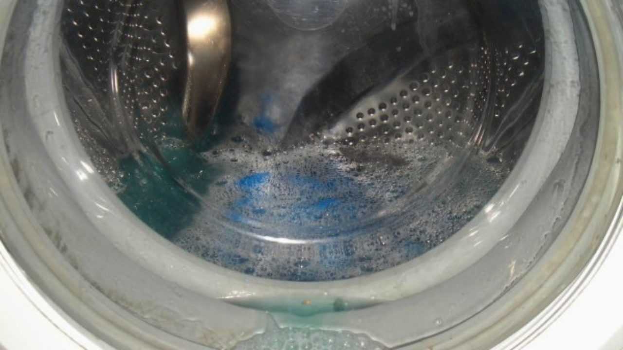 Под стиральной машиной появилась вода после стирки — причины и ремонт