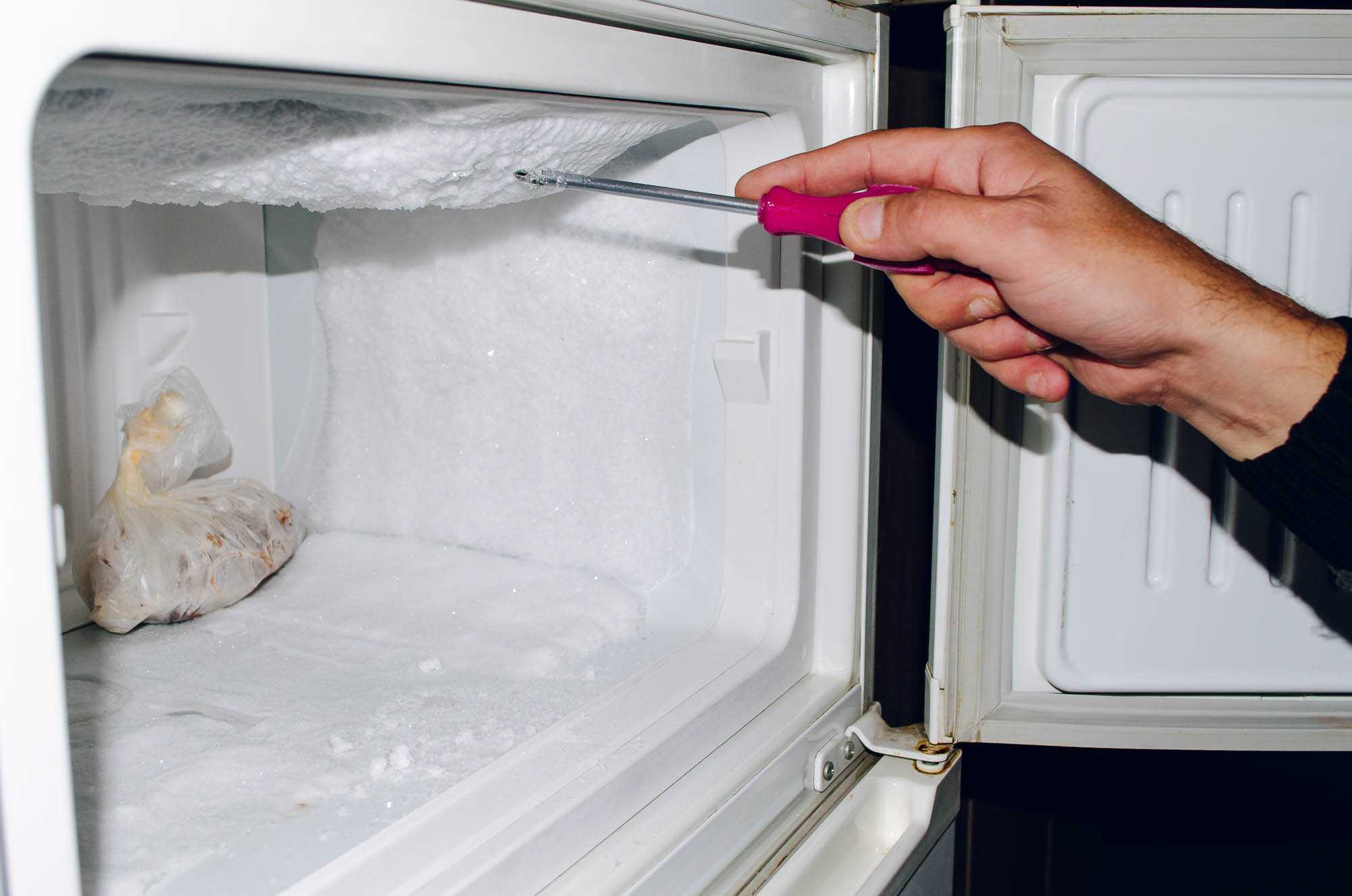 Почему холодильник сильно морозит: что делать, возможные причины