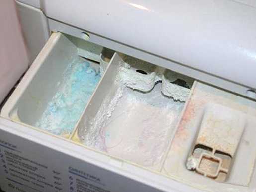 В стиральной машине остается порошок: почему порошок в лотке не смывается и машинка его не забирает, что делать
