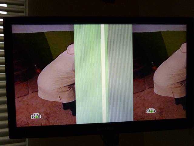 Зеленые полосы на телевизоре. Вертикальные полосы 32lm340t. LC 42lm620t вертикальные полосы на матрице. ЖК самсунг вертикальная полоса. Горизонтальные полосы на экране телевизора.