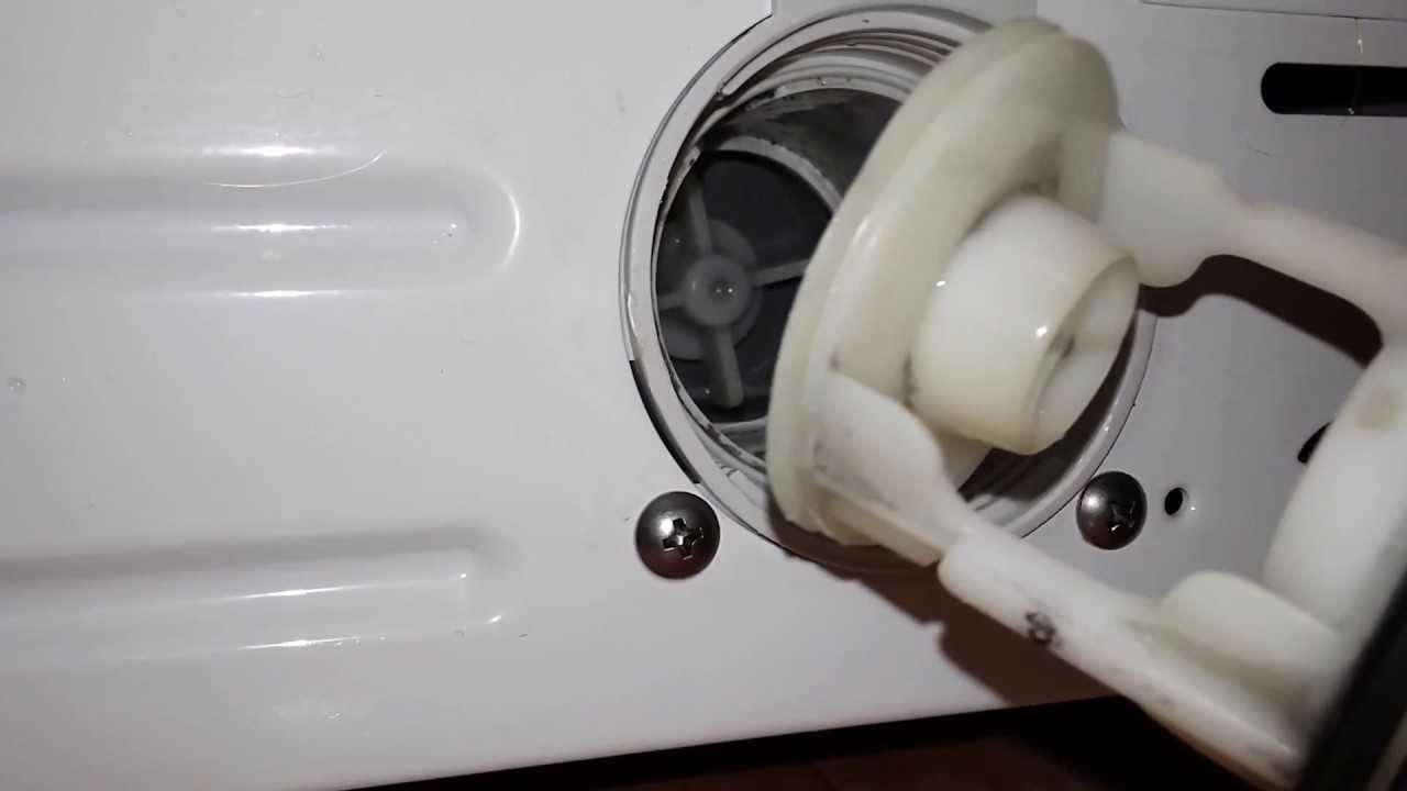 Почему стиральная машина во время стирки течёт снизу