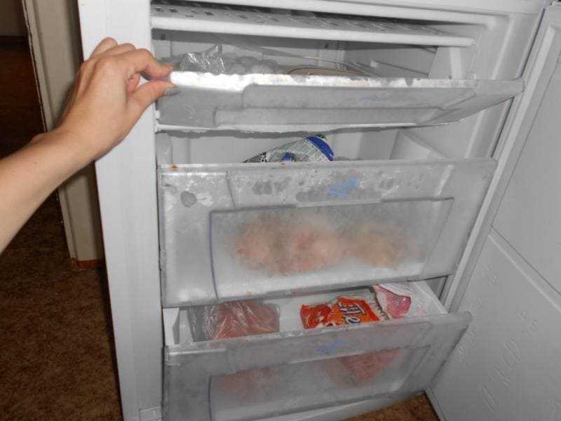 Почему не работает, не охлаждает холодильник, а морозилка работает?