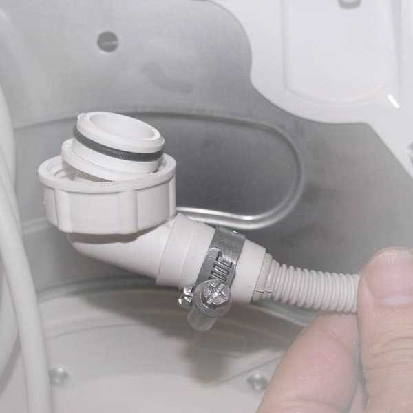 Основным предназначением сливного шланга стиральной машинки является удаление загрязненной воды из прибора Существует несколько типов и видов шлангов в зависимости от их размеров, материала изготовления, конфигурации и длинны Выходное отверстие имеет один