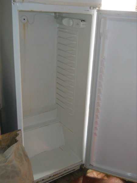Почему холодильник пищит при закрытой двери