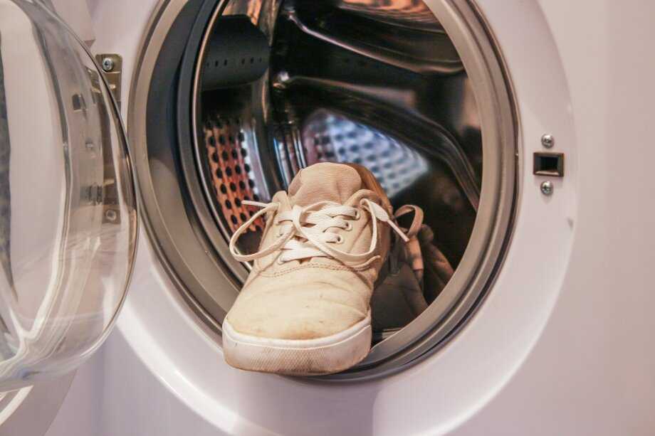 Стирка кроссовок в машинке. Стиральная машина для обуви. Кроссовки в стиральной машине. Стирка кроссовок в стиральной машинке. Постирать кроссовки в стиральной машине.