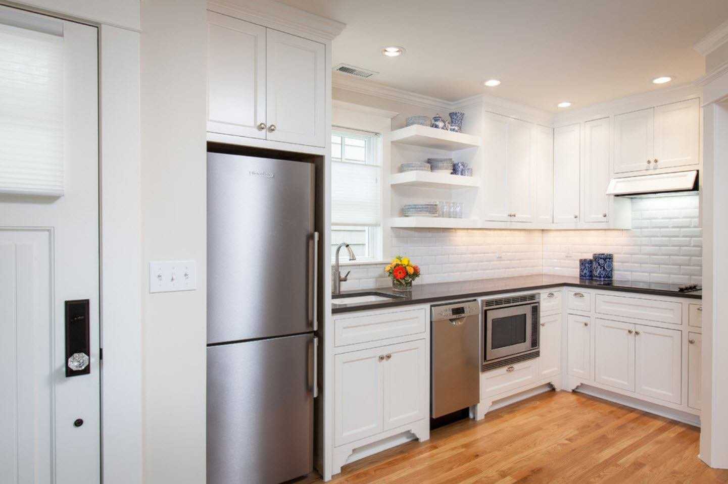 Кухня со встроенным холодильником в черный, белый, красный гарнитур, угловая маленькая кухня
 - 34 фото