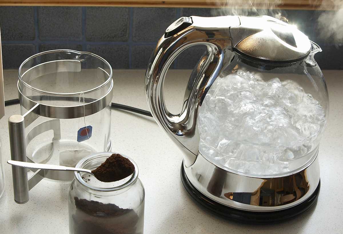 При использовании питьевой кипяченой воды. Накипь в чайнике. Накипь в электрическом чайнике. Стеклянный электрочайник накипь. Накипь в прозрачном чайнике.