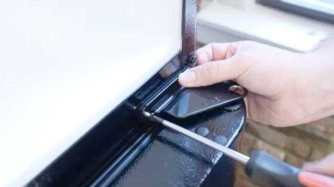 Как перевесить дверь холодильника индезит пошаговая инструкция