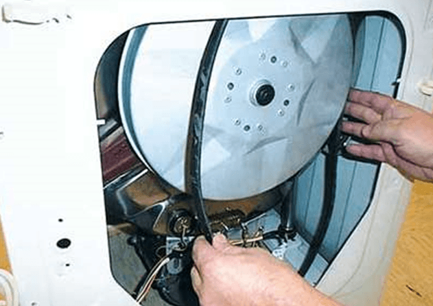 Прыгает стиральная машина при отжиме: поиск причины и методы ее устранения