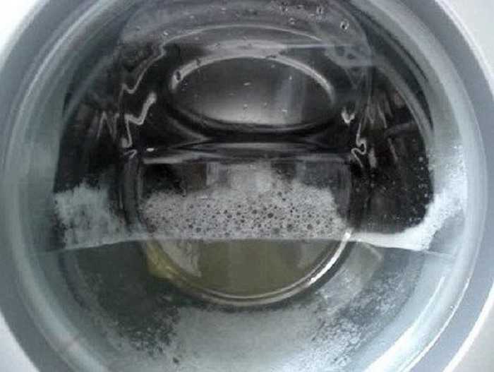 Почему в барабане стиральной машины появляется вода: что делать