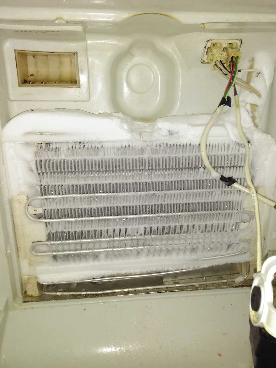 Не морозит верхняя или нижняя камера холодильника