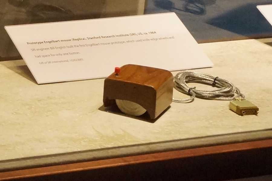 Создание мыши. 1968 Год компьютерная мышь – Дуглас Энгельбарт. Компьютерная мышь Дугласа Энгельбарта. Дуглас Энгельбарт изобрел компьютерную мышь. Первая компьютерная мышь (1964 г.).