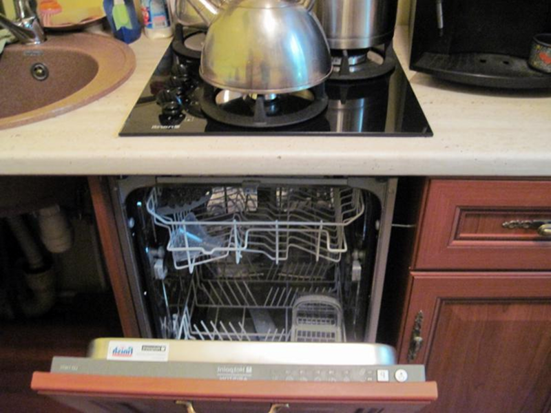 Можно ли ставить посудомойку под варочную панель